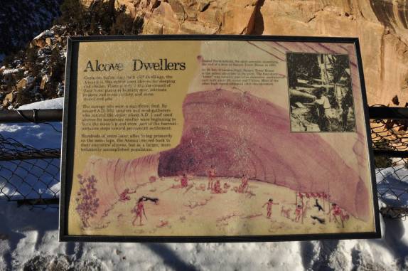 Painel informativo sobre os pueblos e sua prática de morar em tocas na rocha do Mesa Verde National Park, no Colorado, nos Estados Unidos